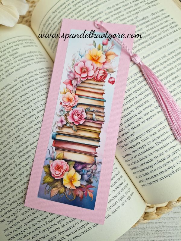 Книгоразделител с книги и цветя